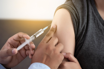 Les étudiants internationaux peuvent recevoir le vaccin contre la COVID-19 pendant leur séjour au Canada